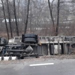 Autocamion răsturnat în comuna Stoenești (1)