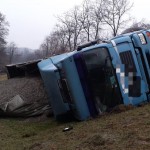 Autocamion răsturnat în comuna Stoenești (2)