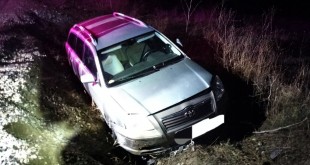 Autoturism intrat în șanț la Costești