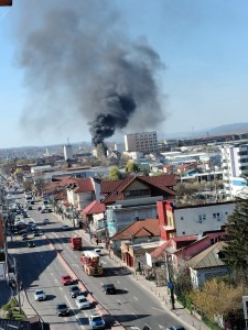 Incendiu violent la o hală din nordul Piteștiului (2)