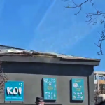 Bucăți de tablă desprinse de pe acoperișul fostului cinematograf Dacia (1)