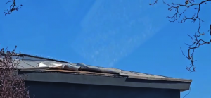 Bucăți de tablă desprinse de pe acoperișul fostului cinematograf Dacia (2)