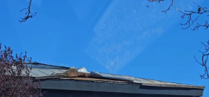 Bucăți de tablă desprinse de pe acoperișul fostului cinematograf Dacia (3)