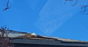 Bucăți de tablă desprinse de pe acoperișul fostului cinematograf Dacia (3)