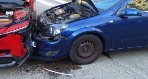 Accident rutier între două autoturisme