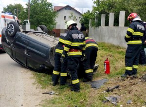 Autoturism răsturnat pe DJ 731, în localitatea Dârmănești