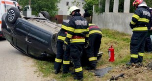 Autoturism răsturnat pe DJ 731, în localitatea Dârmănești