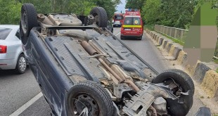 Autoturism răsturnat în comuna Lunca Corbului, DN 65