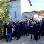 Parohul bisericii din cartierul Zorile din orașul Costești, a fost înmormântat în curtea lăcașului (2)