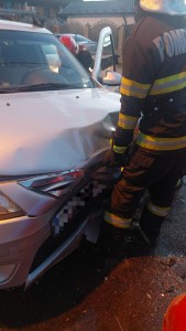 Accident între două autoturisme pe strada Drăgășani