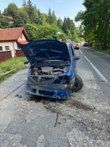 Autoturism intrat într-un cap de pod Dragoslavele