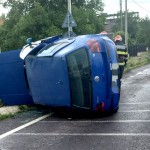 Autoturism răsturnat în localitatea Schitu Golești (1)