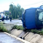 Autoturism răsturnat în localitatea Schitu Golești (2)
