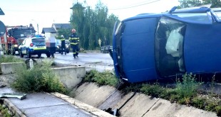 Autoturism răsturnat în localitatea Schitu Golești (2)