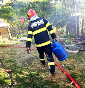 Incendiu casă și anexă gospodărească Rătești (2)