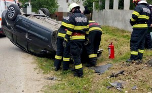 Autoturism răsturnat