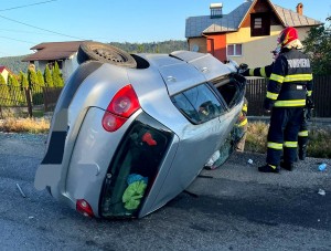 Autoturism răsturnat la Valea Mare Pravăț