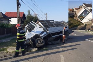 Autoutilitară intrată în șanț în localitatea Schitu Golești