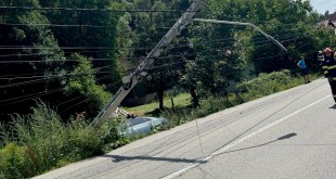 Stâlp de electricitate doborât de un autoturism la Rucăr