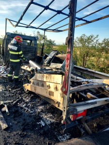 Incendiu la un autocamion pe A1, km 104