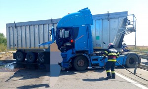 Autotren cu remorca a intrat într-un parapet pe A1, km 90