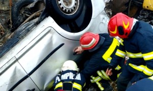 Autoturism căzut într-o râpă