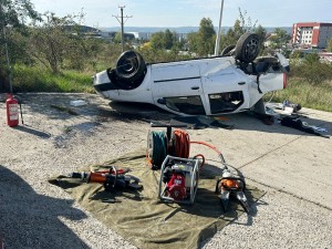 Autoturism răsturnat în afara părții carosabile, în orașul Mioveni