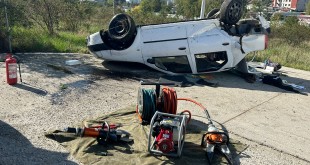 Autoturism răsturnat în afara părții carosabile, în orașul Mioveni