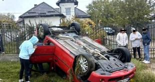 Autoturism răsturnat în comuna Smeura