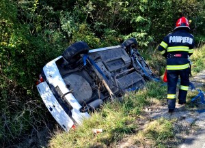 Autoturism răsturnat în localitatea Poiana Lacului