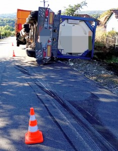 Cap tractor cu cisternă răsturnat (1)