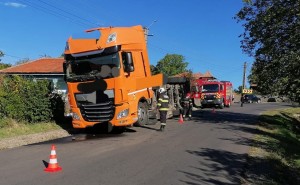 Cap tractor cu cisternă răsturnat (2)