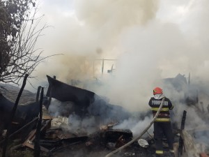 Incendiu într-o gospodărie din comuna Țițești (2)