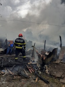 Incendiu într-o gospodărie din comuna Țițești (3)