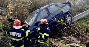 autoturism ieșit în afara părții carosabile