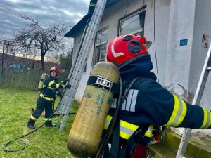 Incendiu la o fostă școală din comuna Drăganu (1)