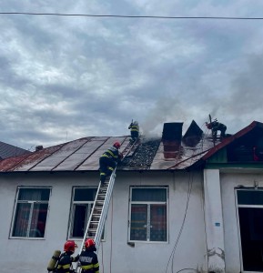 Incendiu la o fostă școală din comuna Drăganu (10)