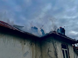 Incendiu la o fostă școală din comuna Drăganu (11)