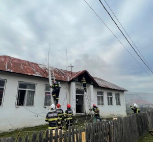 Incendiu la o fostă școală din comuna Drăganu (2)