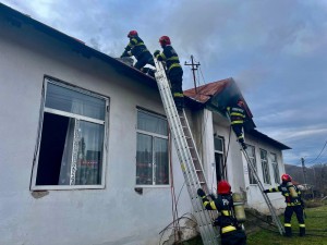 Incendiu la o fostă școală din comuna Drăganu (3)