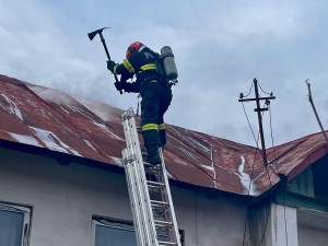 Incendiu la o fostă școală din comuna Drăganu (4)