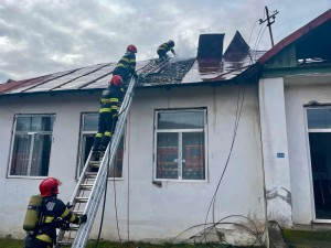 Incendiu la o fostă școală din comuna Drăganu (5)