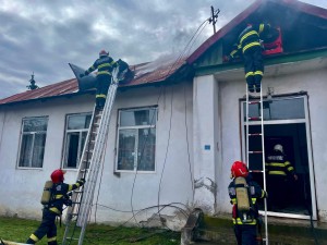 Incendiu la o fostă școală din comuna Drăganu (6)