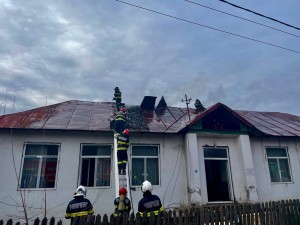 Incendiu la o fostă școală din comuna Drăganu (7)