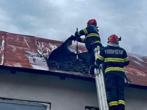 Incendiu la o fostă școală din comuna Drăganu (8)