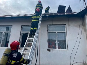 Incendiu la o fostă școală din comuna Drăganu (9)