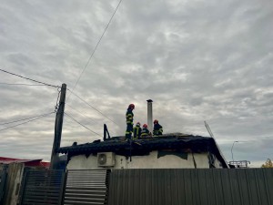 Incendiut la un depozit materiale în comuna Bradu (3)