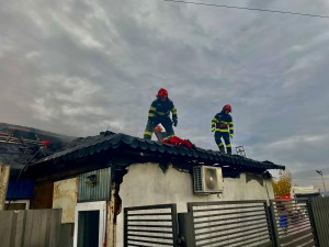 Incendiut la un depozit materiale în comuna Bradu (5)