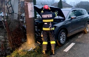 Autoturism a intrat într-un stâlp - Arefu