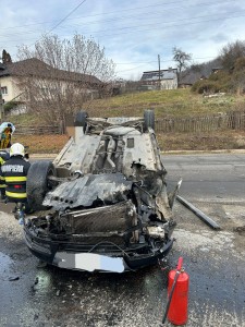 Autoturism răsturnat în comuna Valea Iașului